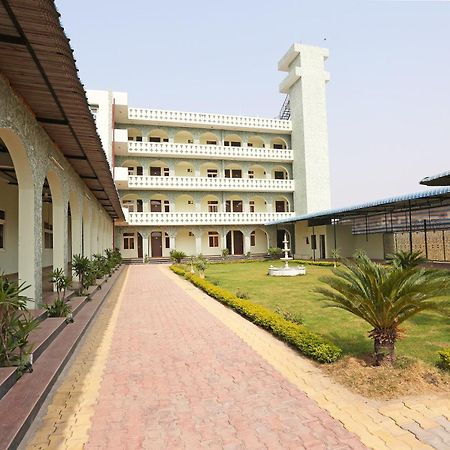 Hotel O Radhika Resort Кота Экстерьер фото